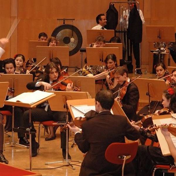 Die Junge Philharmonie mit ihrem Leiter Volker Hartung.