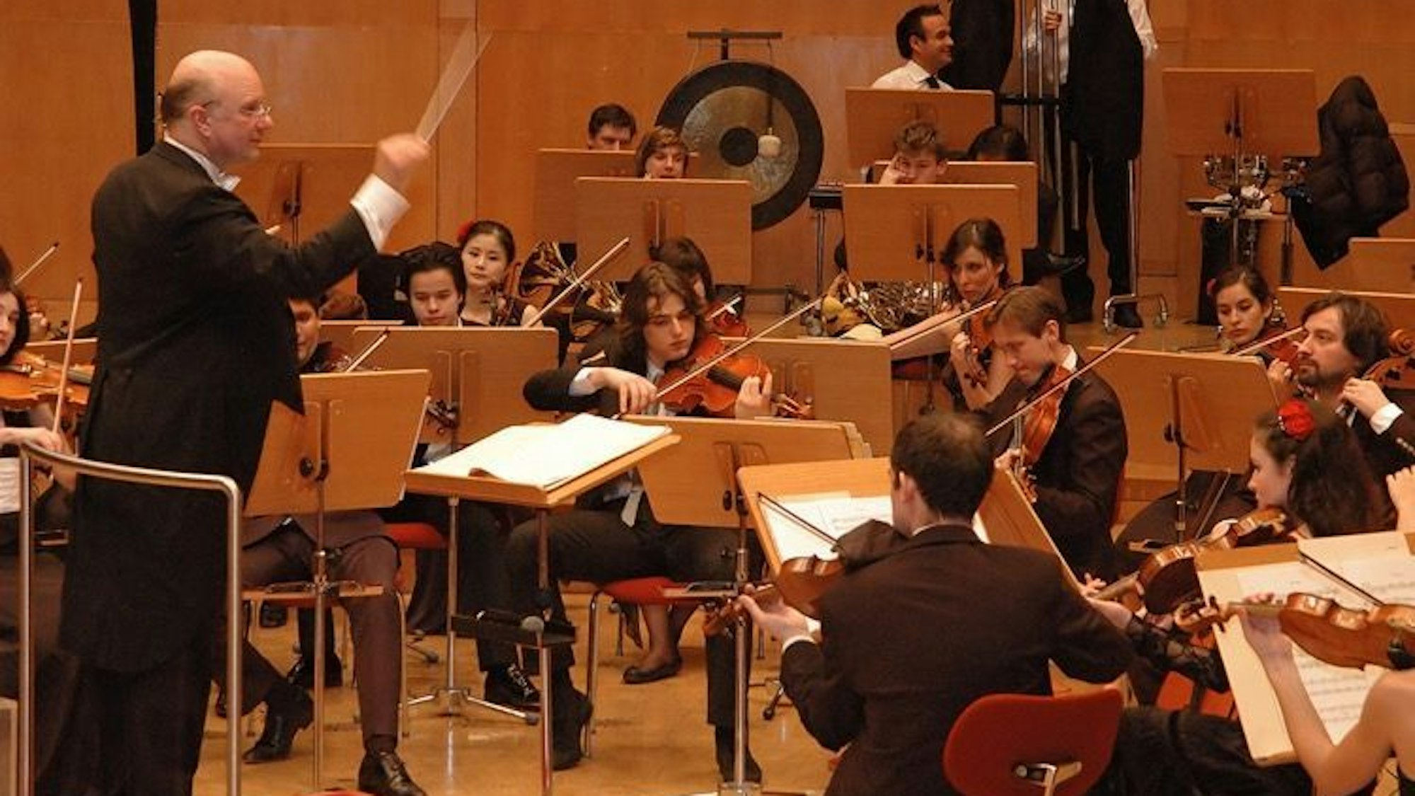 Die Junge Philharmonie mit ihrem Leiter Volker Hartung.
