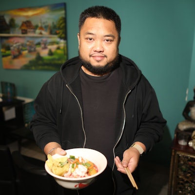 Benedict Selich-Chansai mit einer Yen Ta-Fo Suppe im Ratschada Thai Kitchen.