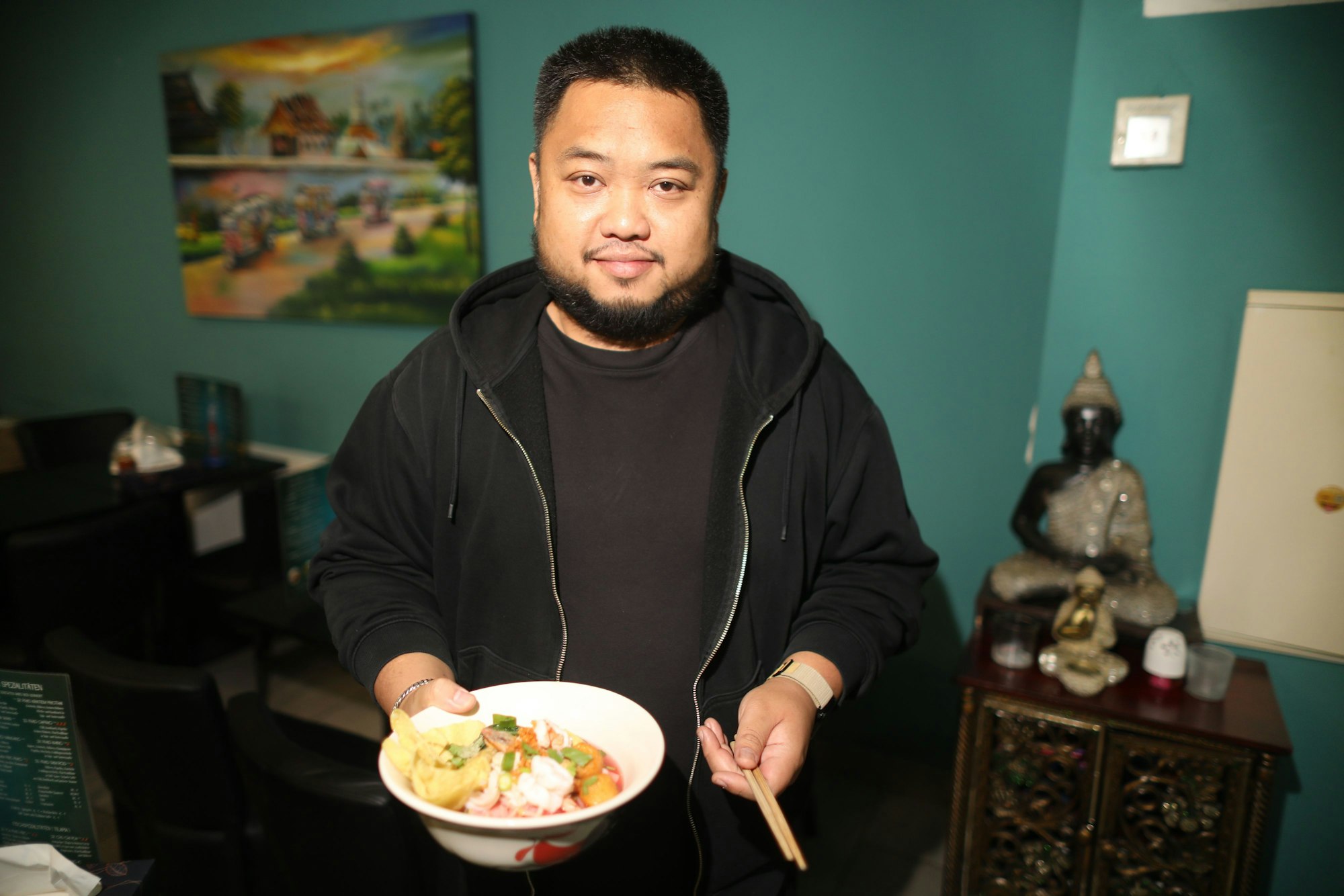 Benedict Selich-Chansai mit einer Yen Ta-Fo Suppe im Ratschada Thai Kitchen.