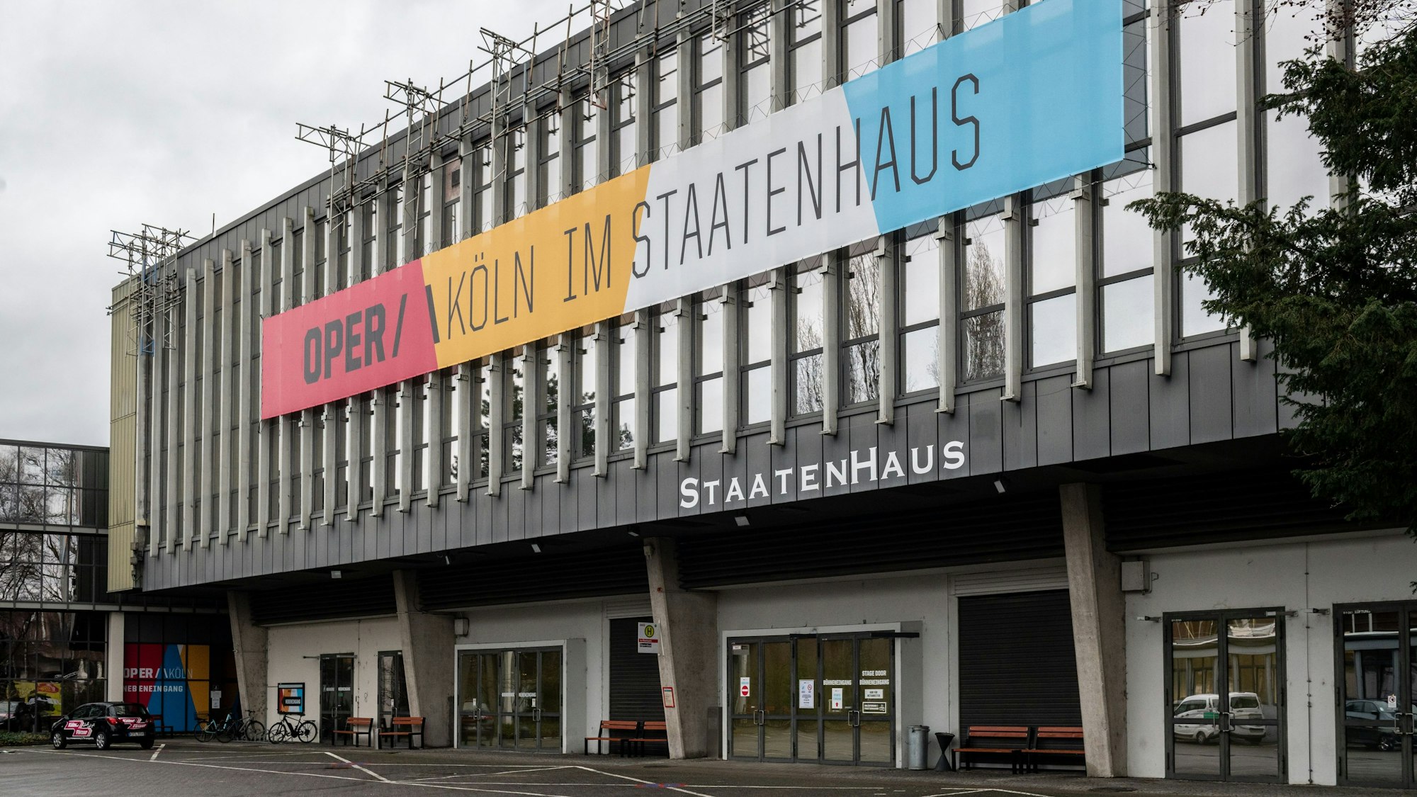 Blick auf das rechtsrheinische Staatenhaus. Dort spielt seit Jahren die Oper.