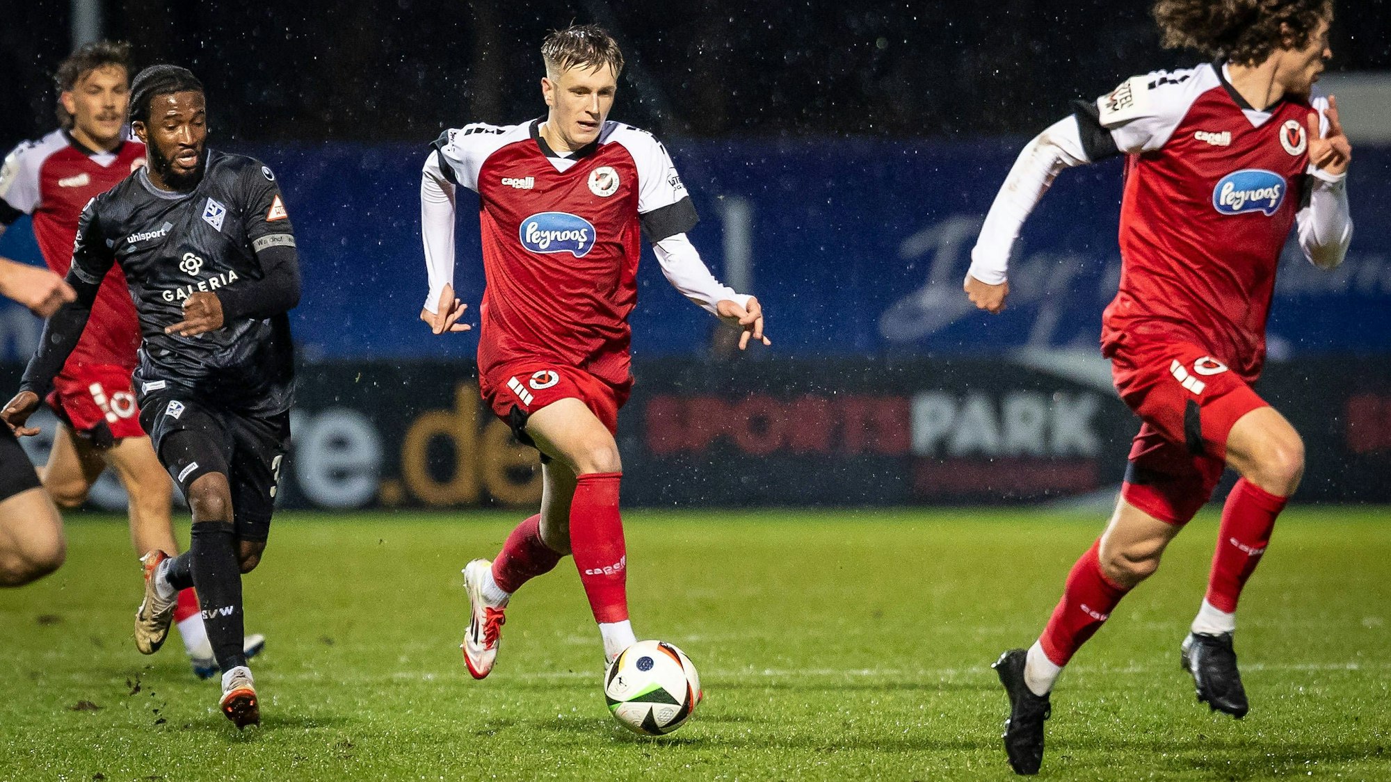 3. Liga: FC Viktoria Köln - SV Waldhof Mannheim, 24.01.2025 Paul Pöpperl FC Viktoria Köln, 6 Köln, 24.01.2025, 21. Spieltag der 3. Fußball-Liga, FC Viktoria Köln - SV Waldhof Mannheim im Sportpark Hoehenberg in Köln. Die DFL-Bestimmungen verbieten die Verwendung von Fotografien als Bildsequenzen und / oder Quasi-Videos. *** 3 Liga FC Viktoria Köln SV Waldhof Mannheim, 24 01 2025 Paul Pöpperl FC Viktoria Köln, 6 Köln, 24 01 2025, 21 Matchday of the 3 Football League, FC Viktoria Köln SV Waldhof Mannheim at Sportpark Hoehenberg in Cologne The DFL regulations prohibit the use of photographs as image sequences and or quasi videos Copyright: xBEAUTIFULxSPORTS/LeahxKohringx