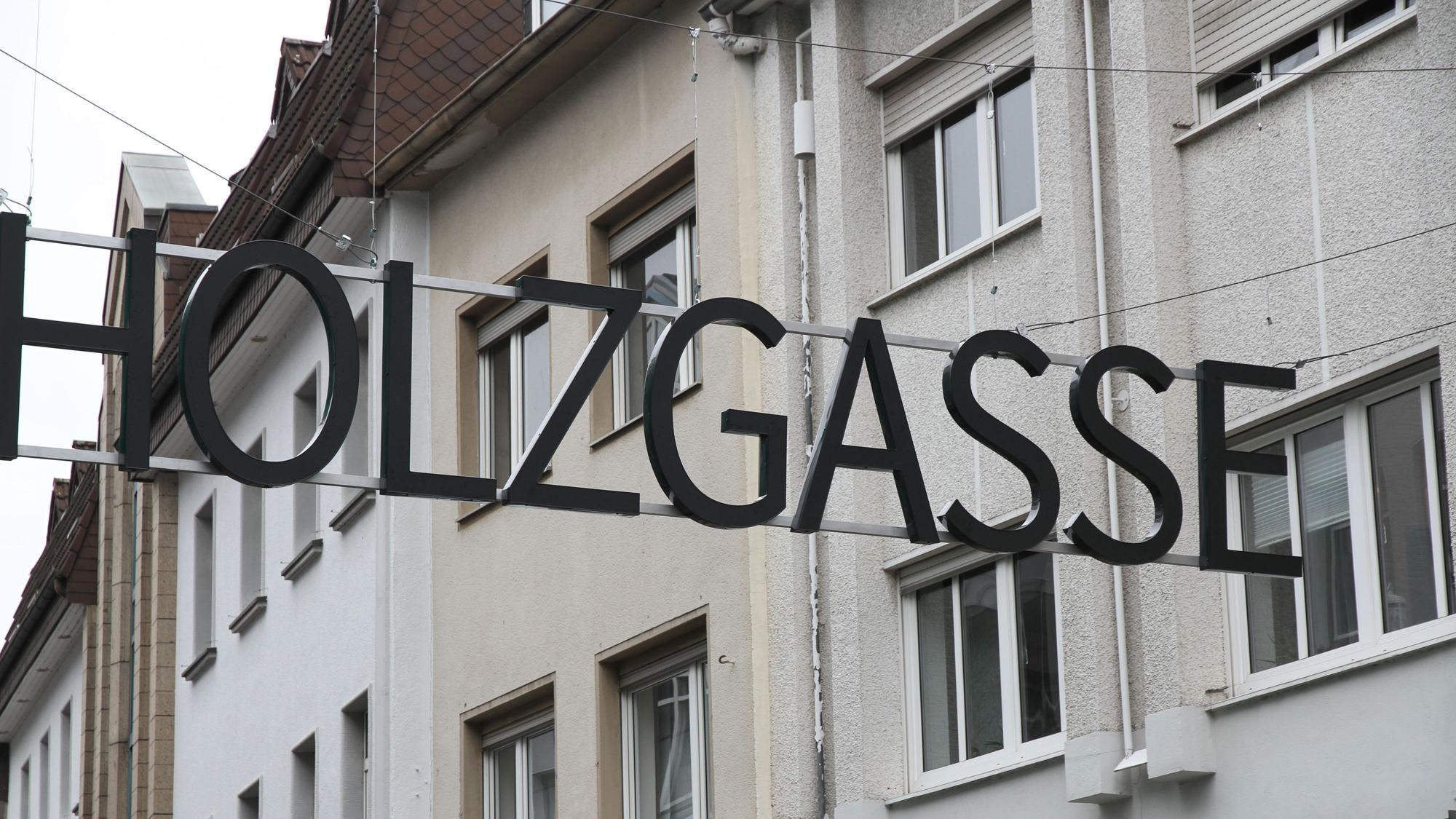 Ein Schriftzug aus metallenen Großbuchstaben über einer Einkaufsstraße.