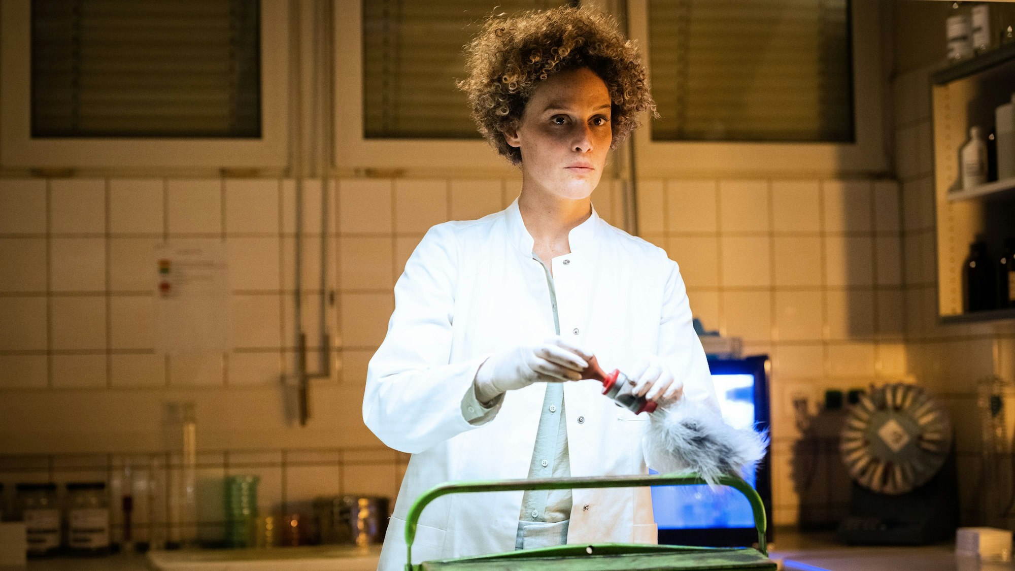 Karen Dahmen im weißen Kittel als Nadine Jäger im Spurensicherungs-Labor.