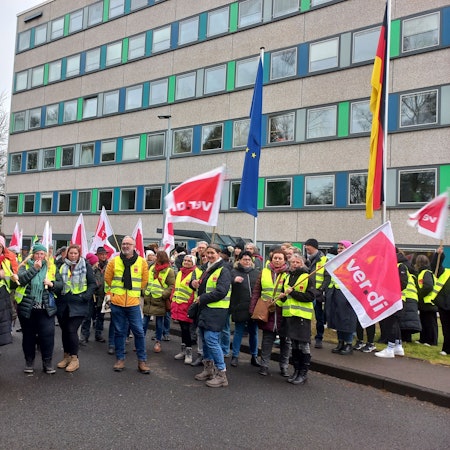 Mit Pfeifen und Fahnen zogen die Streikenden gestern vor das Gebäude von Straßen NRW an der Gummersbacher Albertstraße.