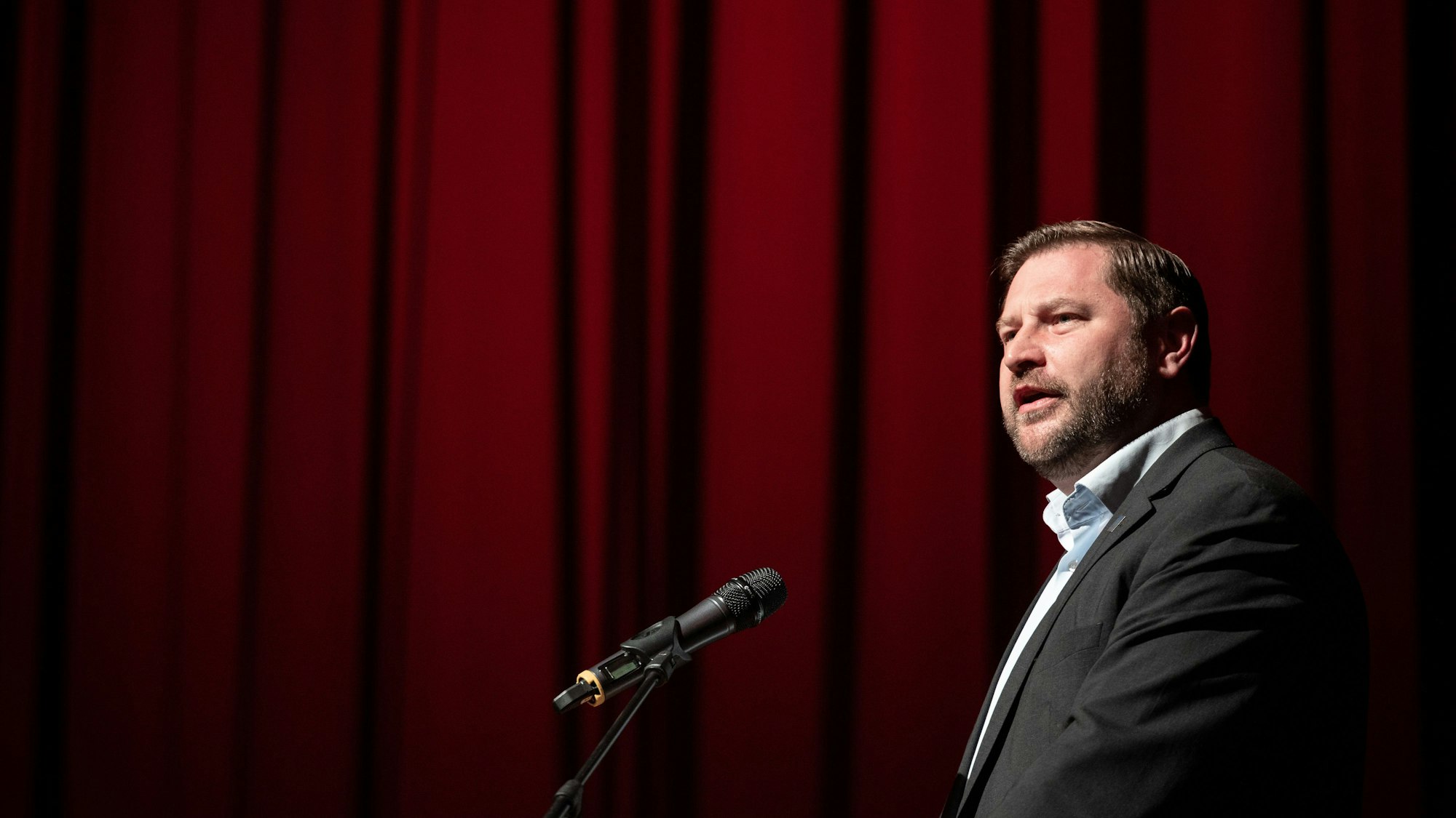Solingens Oberbürgermeister Tim Kurzbach (SPD) spricht bei einer Pressekonferenz. Die Staatsanwaltschaft hat Ermittlungen gegen den Solinger Oberbürgermeister wegen Anstiftung zur Untreue aufgenommen. Kurzbach wies die Vorwürfe zurück.