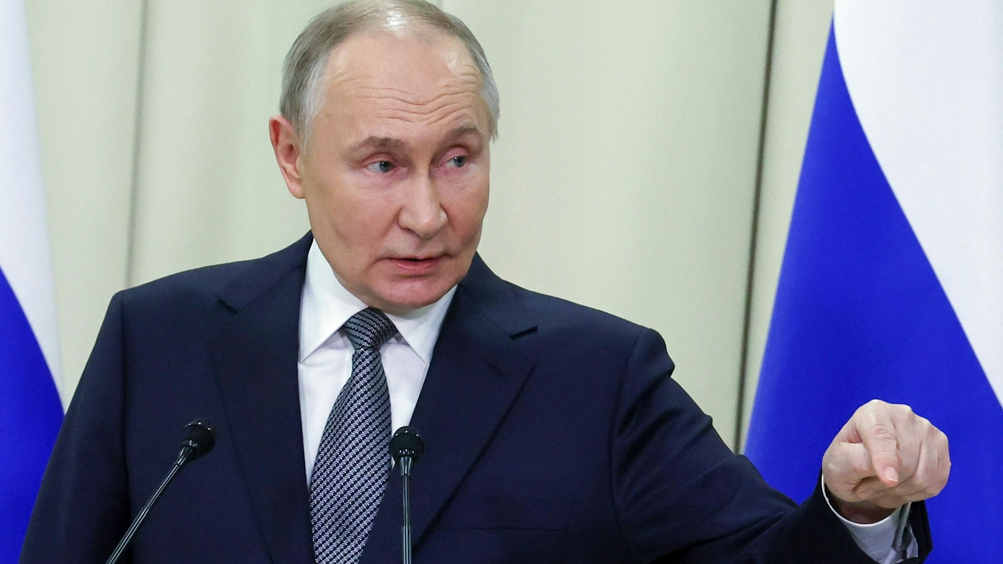 26.12.2024, Russland, Igora: Russlands Präsident Wladimir Putin gestikuliert auf einer Pressekonferenz nach dem Treffen der Obersten Eurasischen Wirtschaftsunion im Ferienort Igora in der Region Leningrad, etwa 54 km nördlich von St. Petersburg in Igora, Russland. Foto: Alexander Demyanchuk/Sputnik/Kremlin Pool/AP/dpa +++ dpa-Bildfunk +++