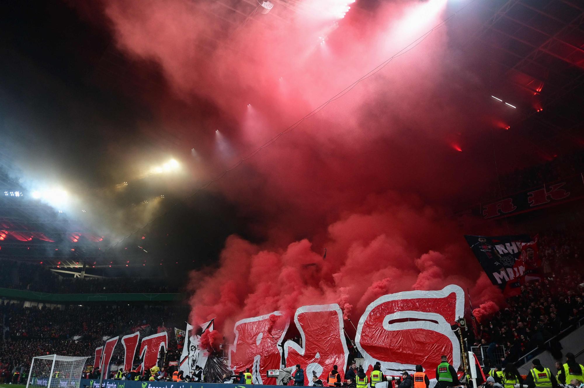 Die Leverkusener Ultras hüllen die Nordkurve in schwarz-roten Rauch.