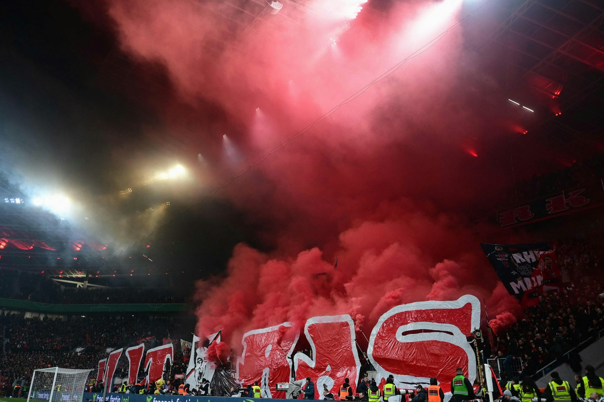 Die Leverkusener Ultras hüllen die Nordkurve in schwarz-roten Rauch.