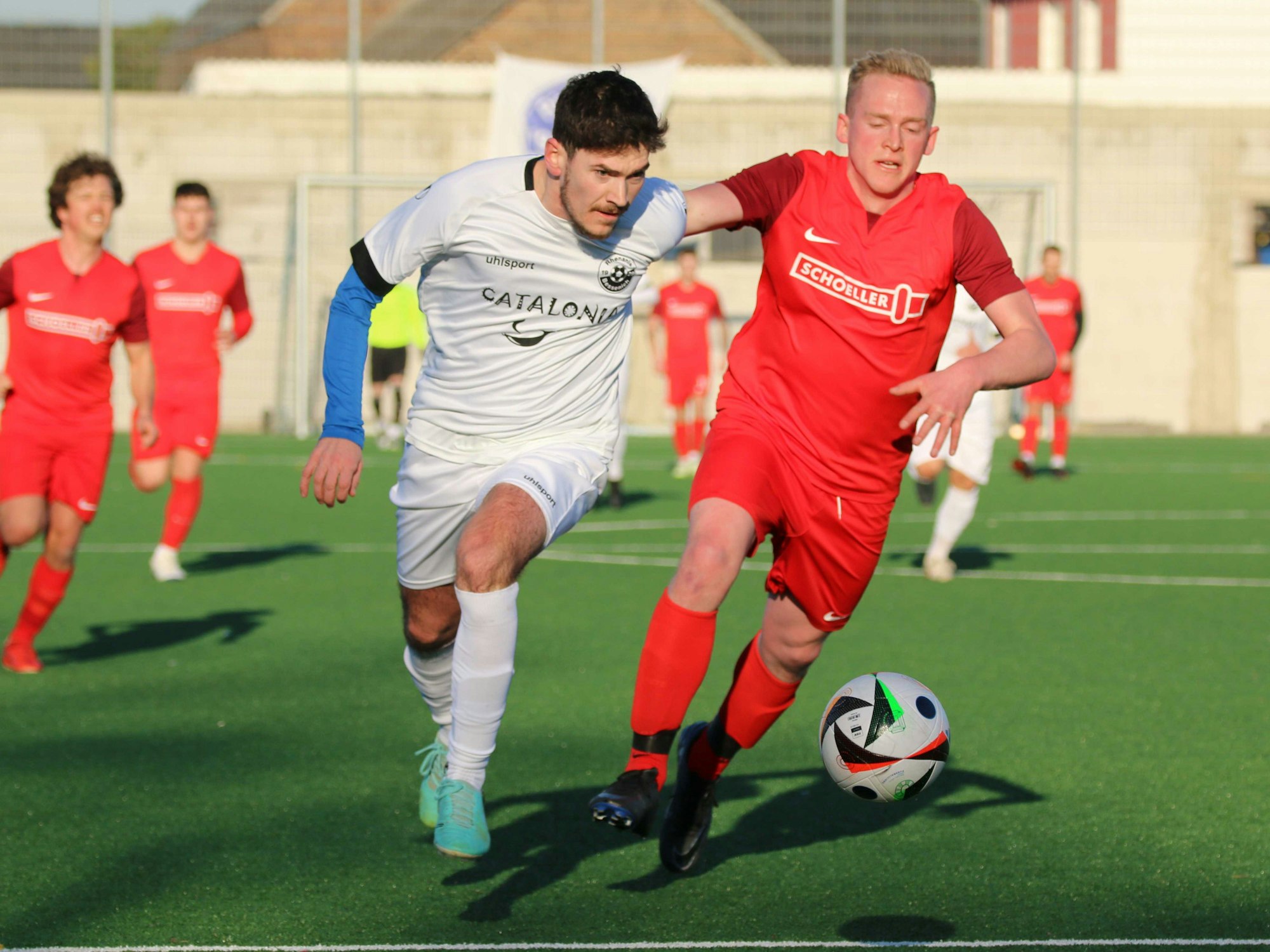 Ein Spieler von Bessenich und Hellenthal im Laufduell.