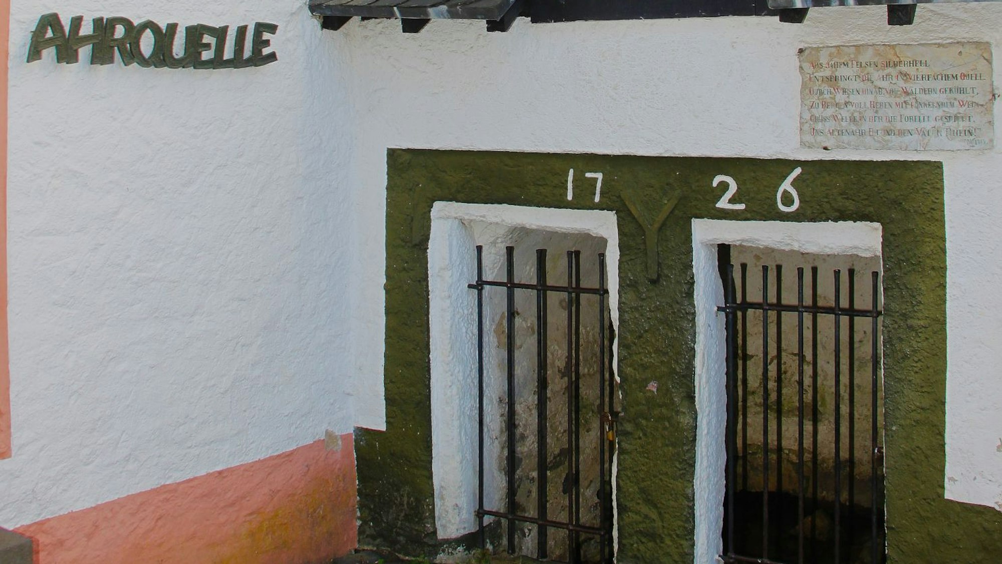Hinter Gittern ist an einem Haus in Blankenheim ein Blick auf die Quelle der Ahr möglich.