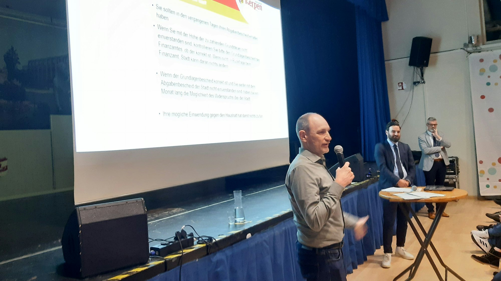 Das Foto zeigt den Kämmerer der Stadt Kerpen, Thomas Schaaf, am Mikrofon.