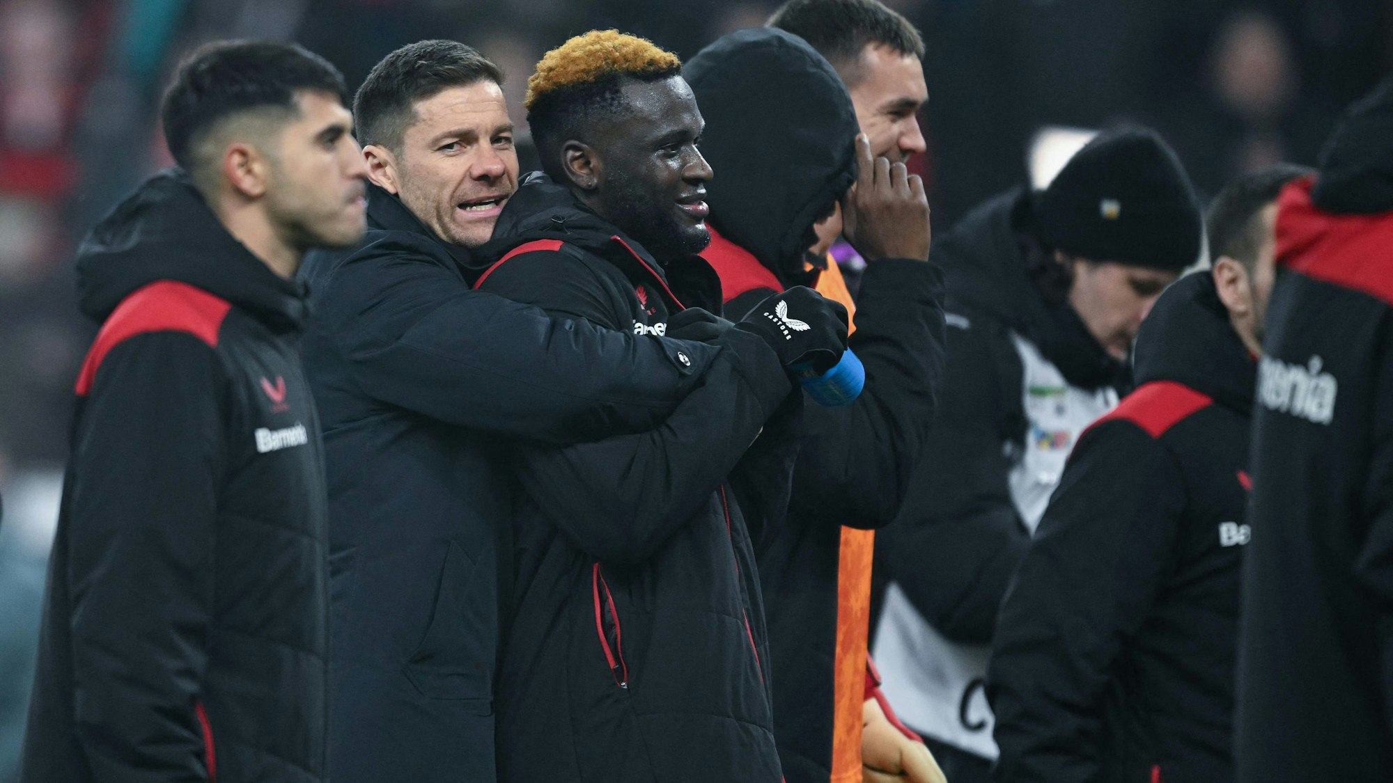 Xabi Alonso umarmt seinen Matchwinner Victor Boniface.