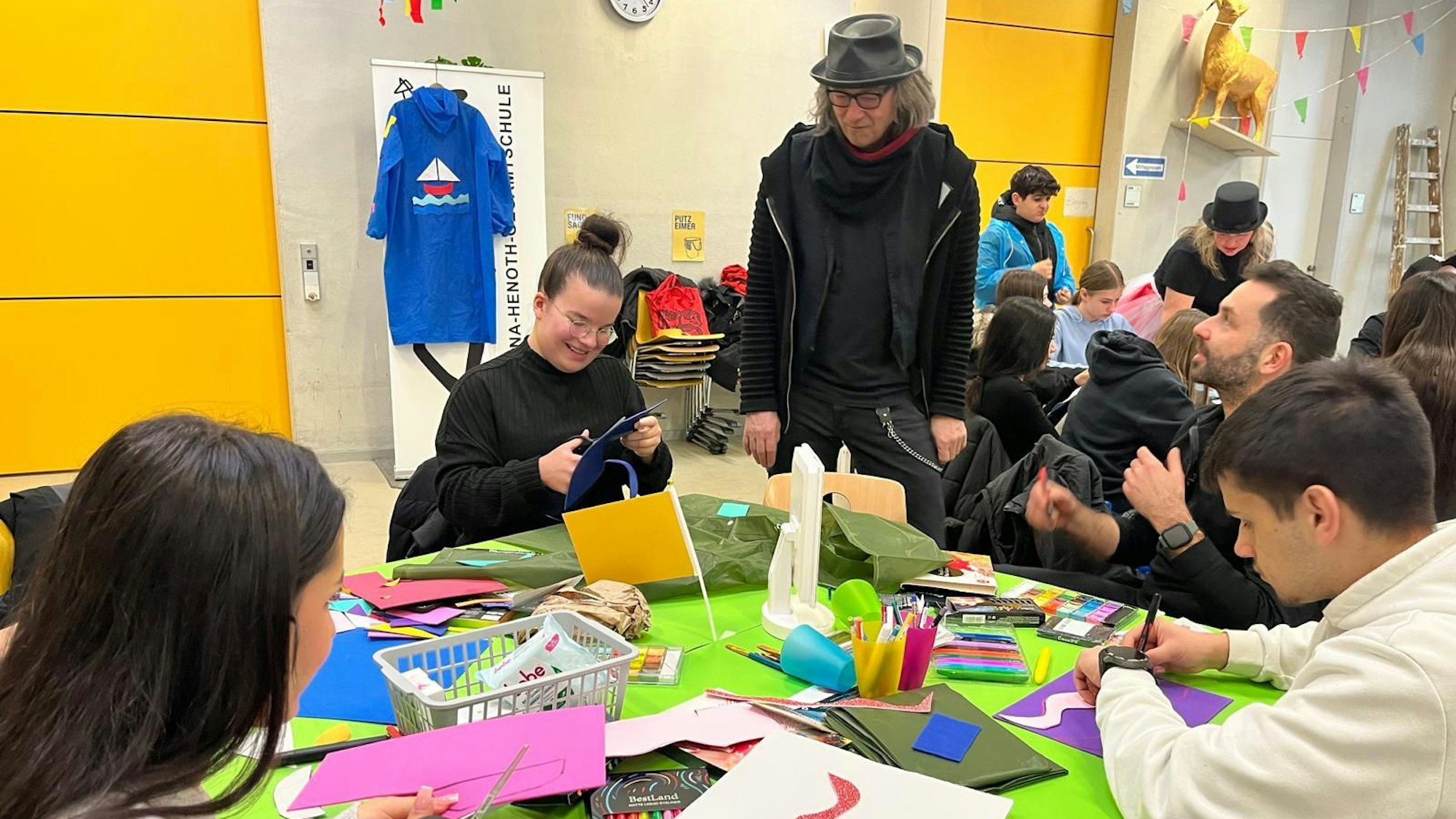 Die Räuber basteln mit Höhenberger Kindern Karnevalskostüme.