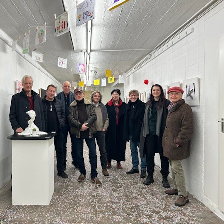 Menschen zeigen eine Kunstausstellung