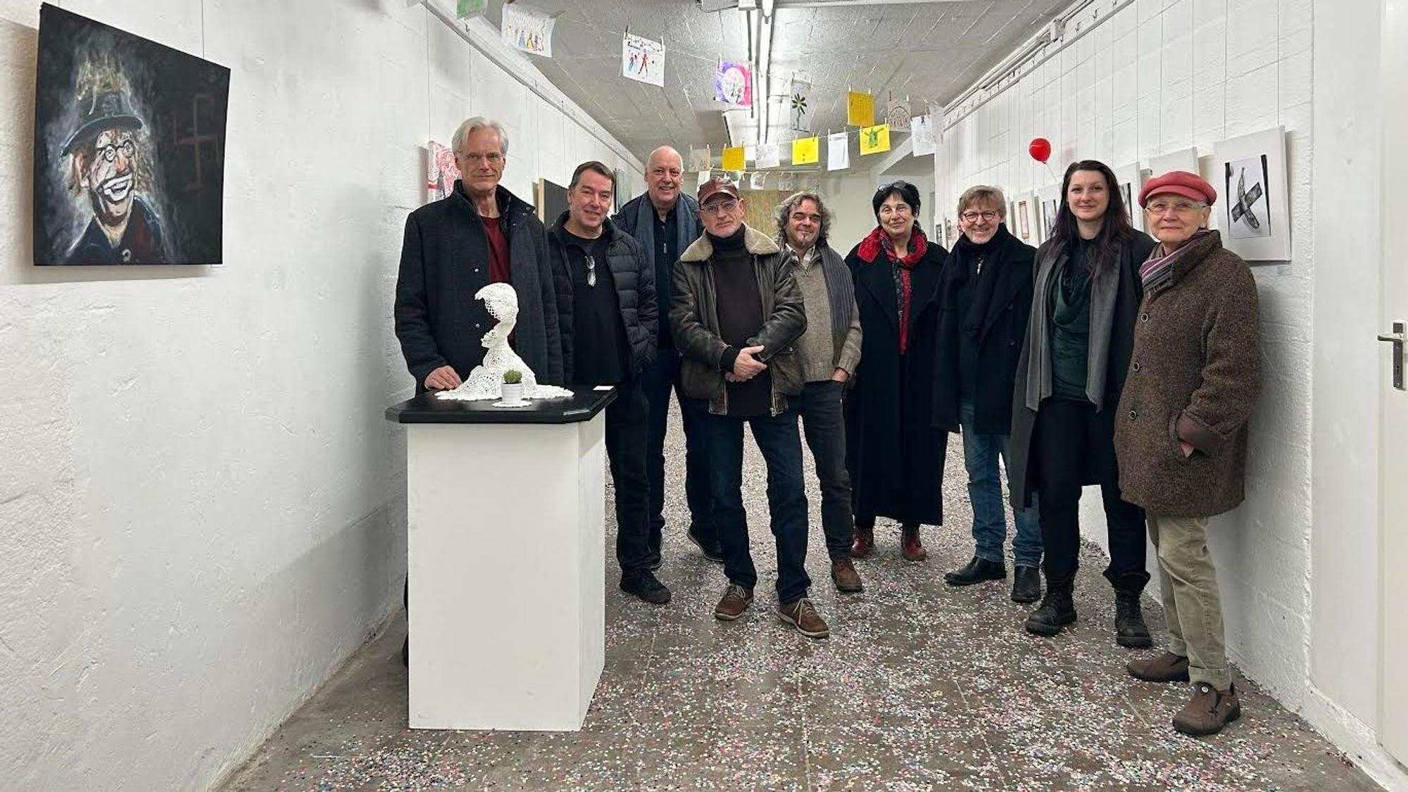 Menschen zeigen eine Kunstausstellung