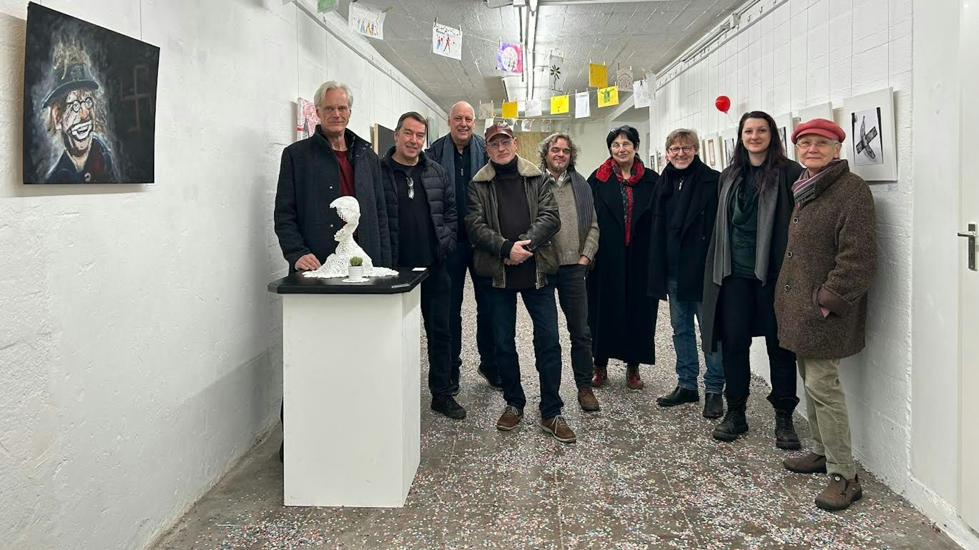 Menschen zeigen eine Kunstausstellung