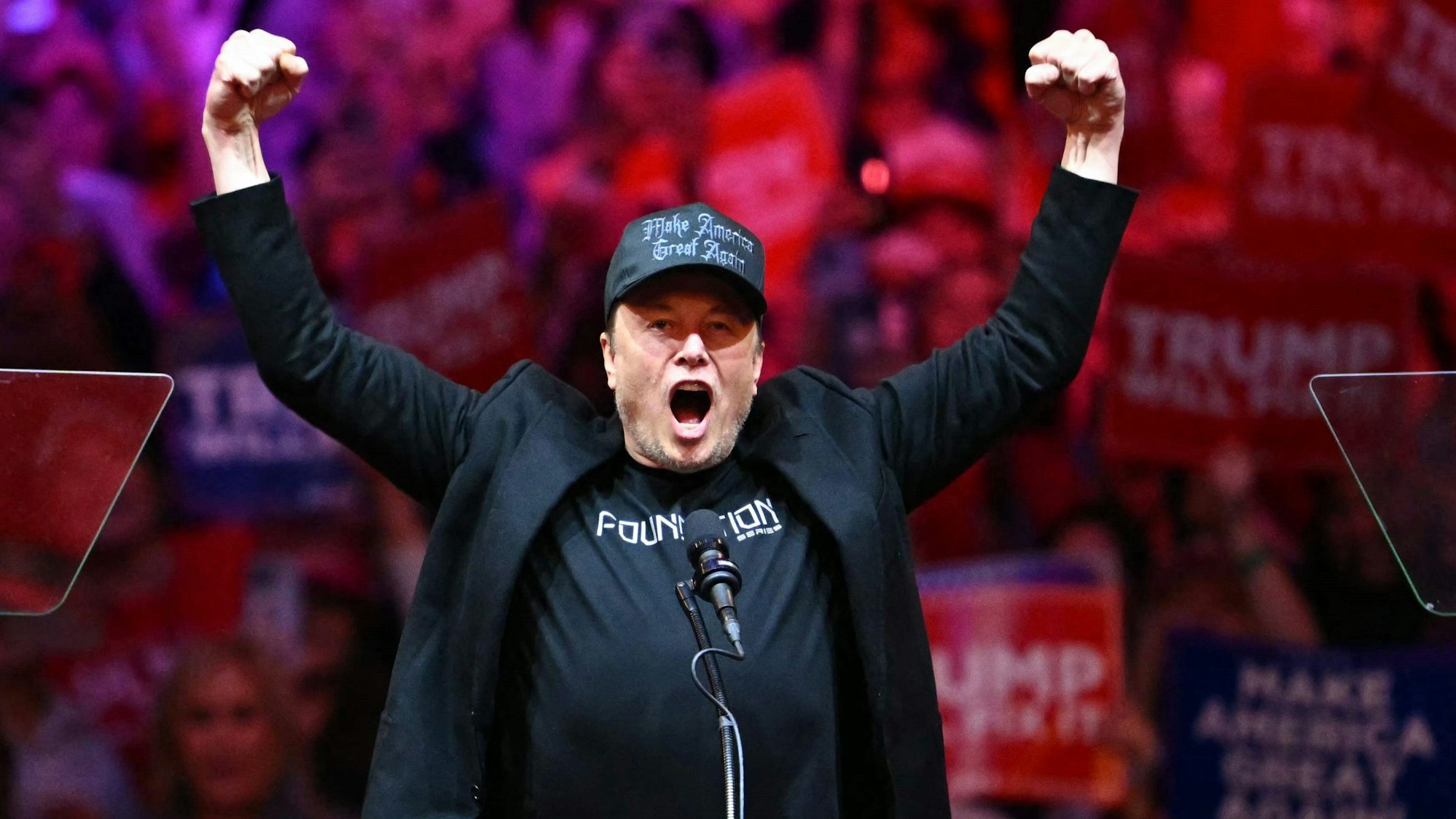 US-Milliardär Elon Musk hat Donald Trump im Wahlkampf massiv unterstützt. Nach Trumps Amtsantritt rücken der Tesla- und X-Chef und seine radikalen Maßnahmen in den Fokus. (Archivbild)