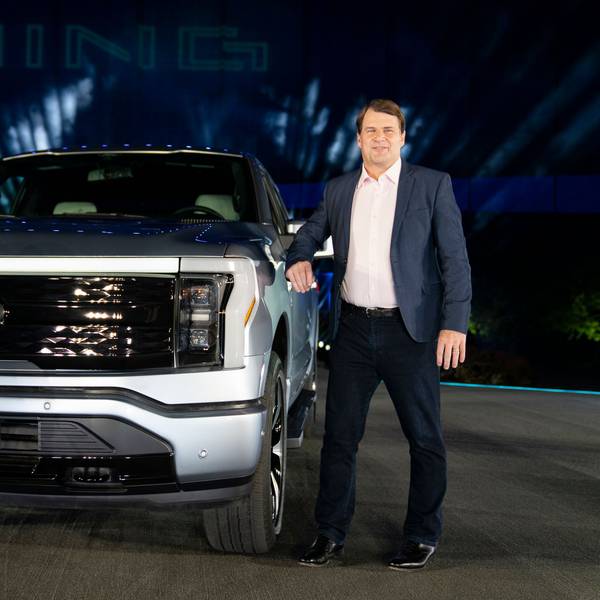 Jim Farley, CEO der Ford Motor Company, spricht bei einer Veranstaltung zur Vorstellung des neuen vollelektrischen Pickup-Trucks F-150 Lightning im Ford World Headquarter.
