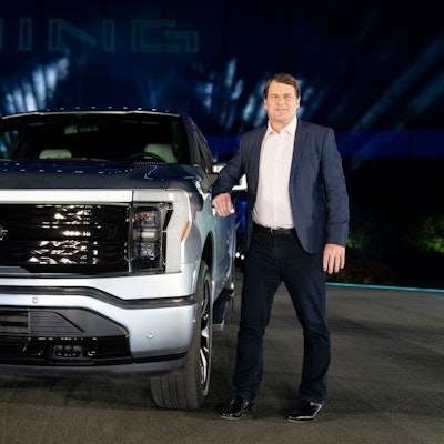 Jim Farley, CEO der Ford Motor Company, spricht bei einer Veranstaltung zur Vorstellung des neuen vollelektrischen Pickup-Trucks F-150 Lightning im Ford World Headquarter.