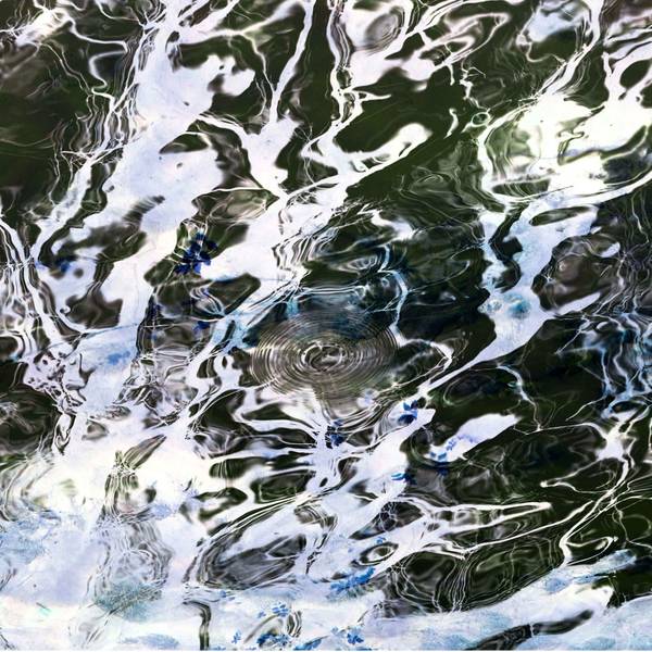 Das Bild zeigt eine abstrakte Spiegelung auf einer Wasserfläche.