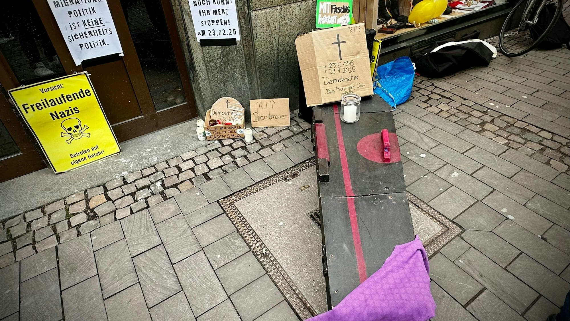 Vor der CDU-Geschäftsstelle in Köln wurde von Aktivistinnen und Aktivisten ein Sarg für die Demokratie platziert.