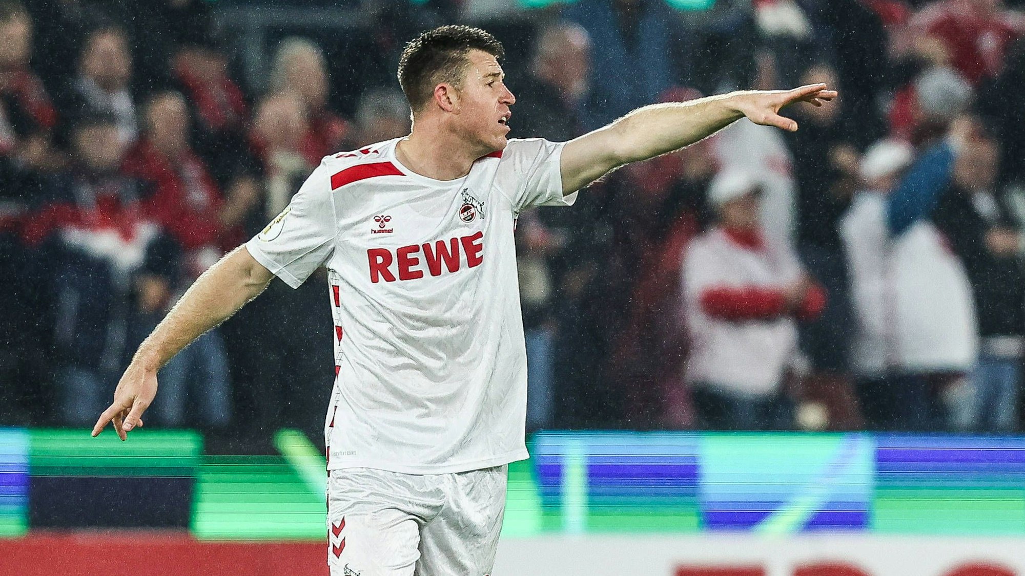 FC-Spieler Dominique Heintz gibt die Richtung vor.