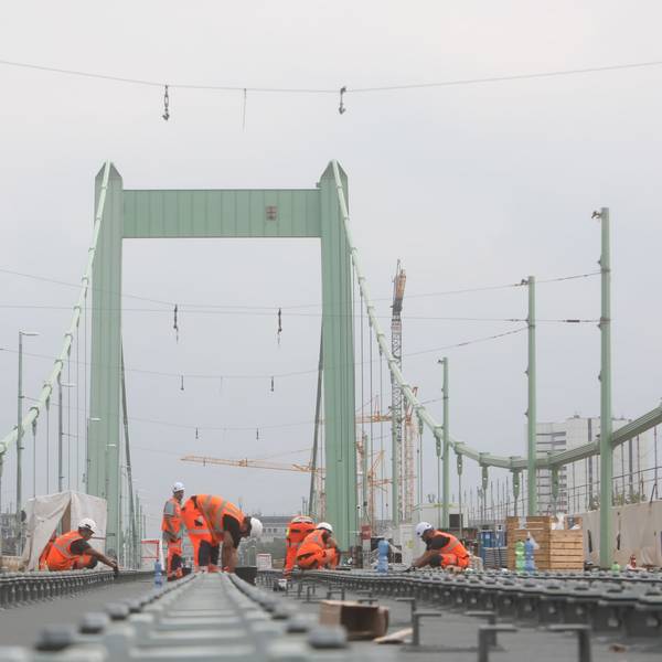 Das Bild zeigt Sanierungsarbeiten auf der Mülheimer Brücke im September 2024.