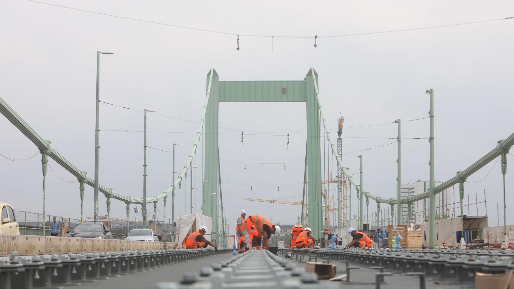 Das Bild zeigt Sanierungsarbeiten auf der Mülheimer Brücke im September 2024.