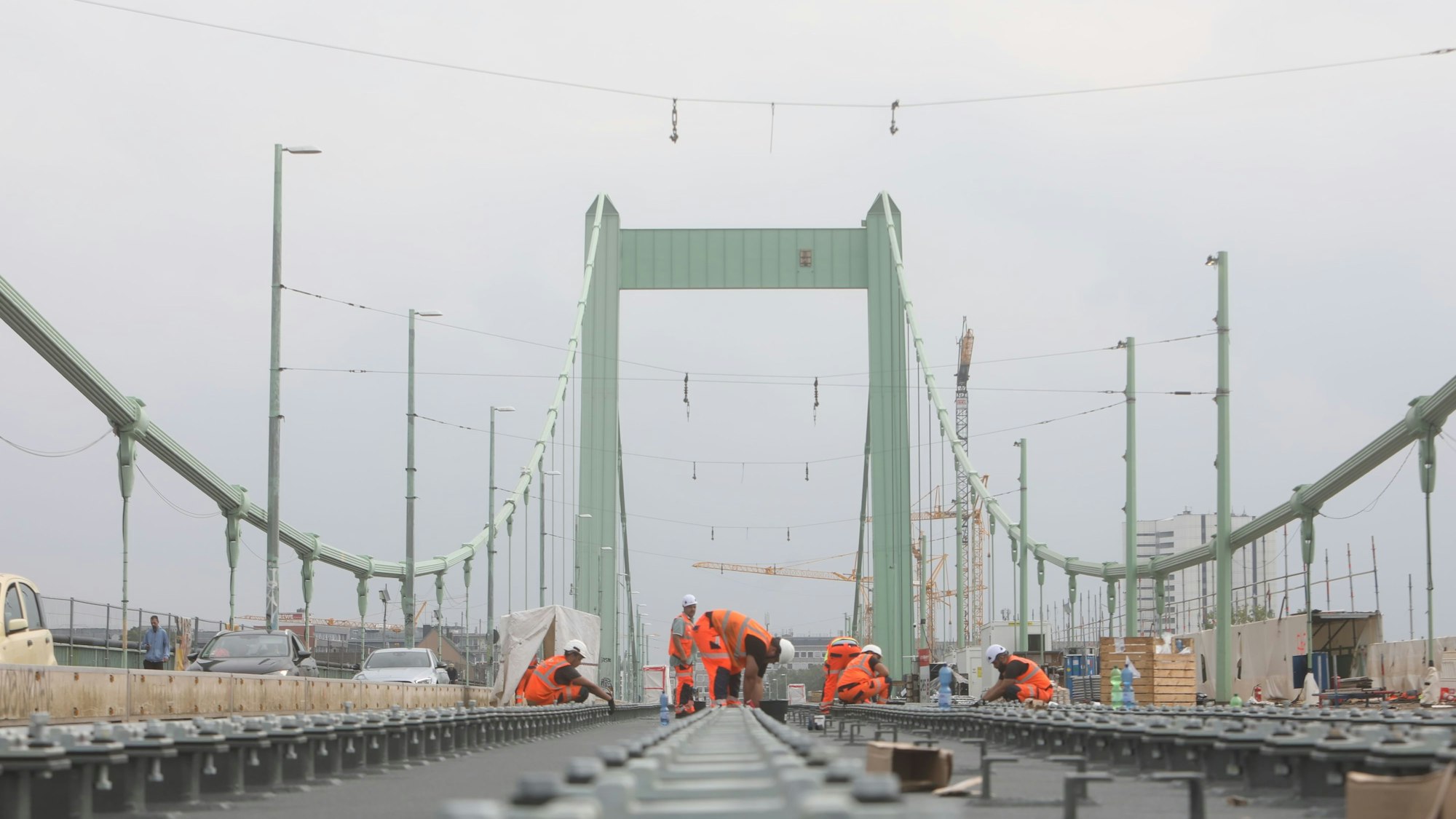 Das Bild zeigt Sanierungsarbeiten auf der Mülheimer Brücke im September 2024.