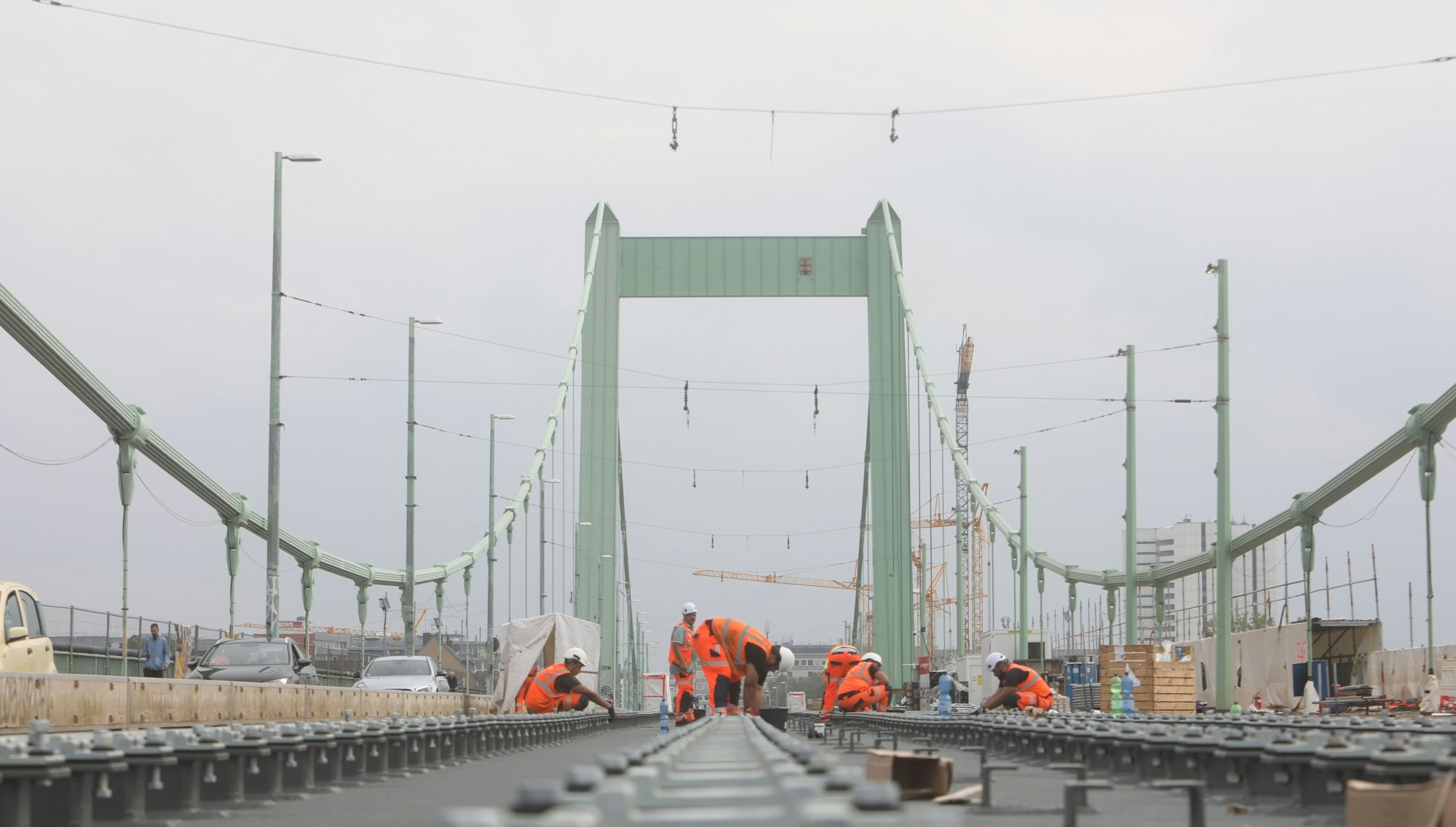 Arbeiter sind mit den Schienen auf der Mülheimer Brücke beschäftigt.