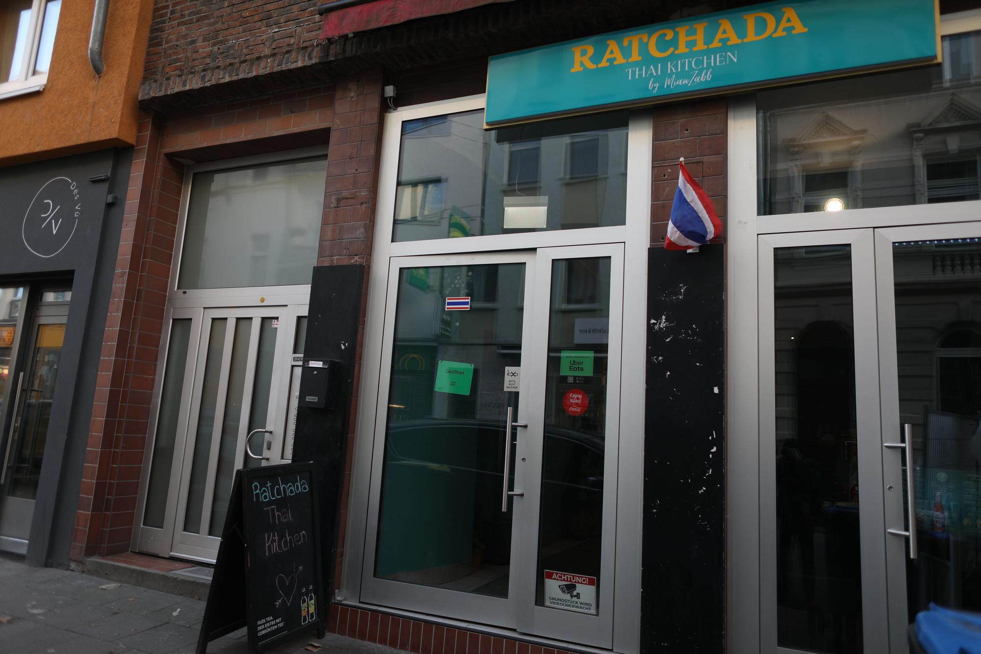 Eingang zum Ratchada Thai Kitchen am Barbarossaplatz