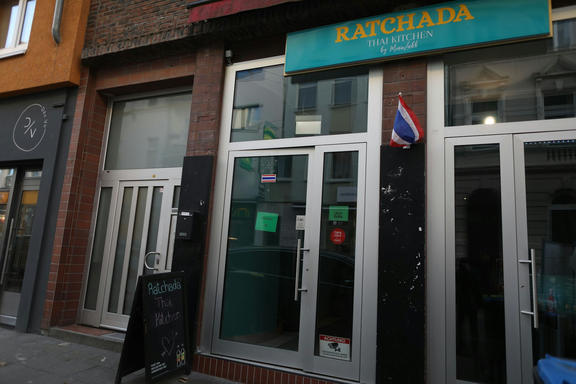 Eingang zum Ratchada Thai Kitchen am Barbarossaplatz