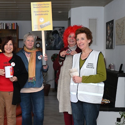 Die „Omas gegen rechts“ bereiten ihre ersten Demonstration vor.
