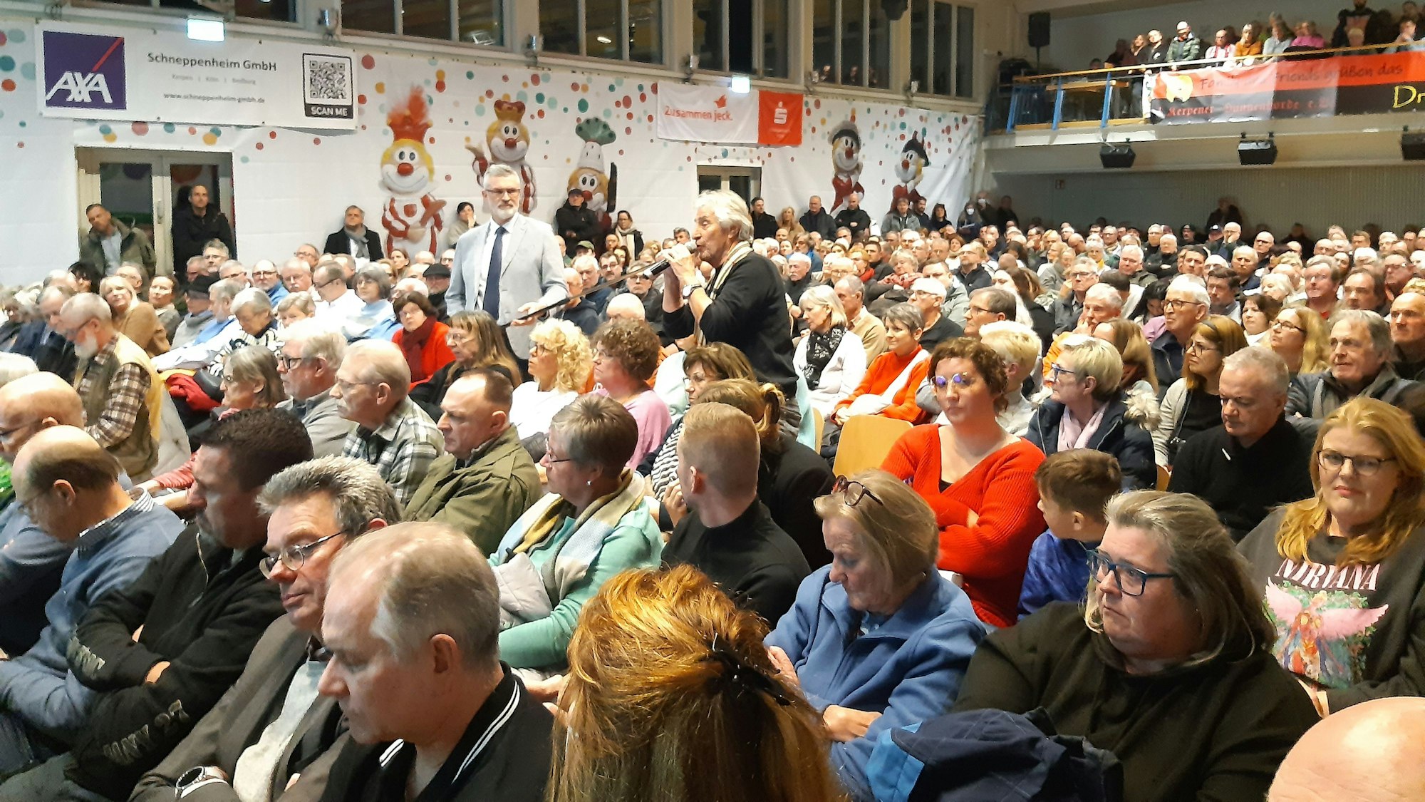 Mehrere 100 Besucher kamen zu den beiden Informationsveranstaltungen zur Grundsteuer in der Kerpener Jahnhalle.