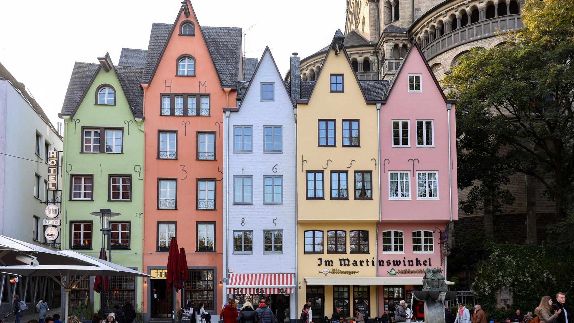 Kräftige Farben, Maueranker auf der Fassade – so sahen die Giebelhäuschen vor dem Abbruch aus.