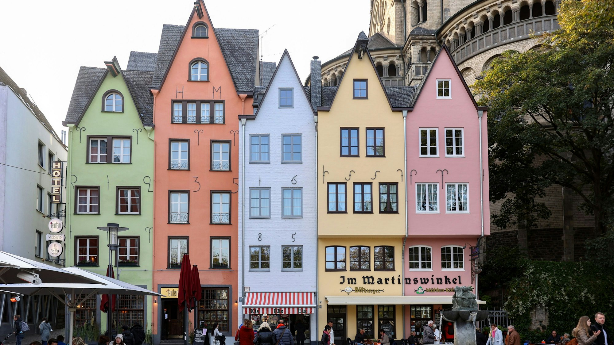 Kräftige Farben, Maueranker auf der Fassade – so sahen die Giebelhäuschen vor dem Abbruch aus.