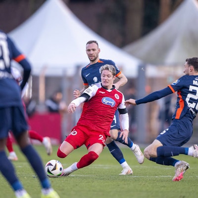 Energisch im Zweikampf: Tobias Eisenhuth (M.) von Viktoria Köln