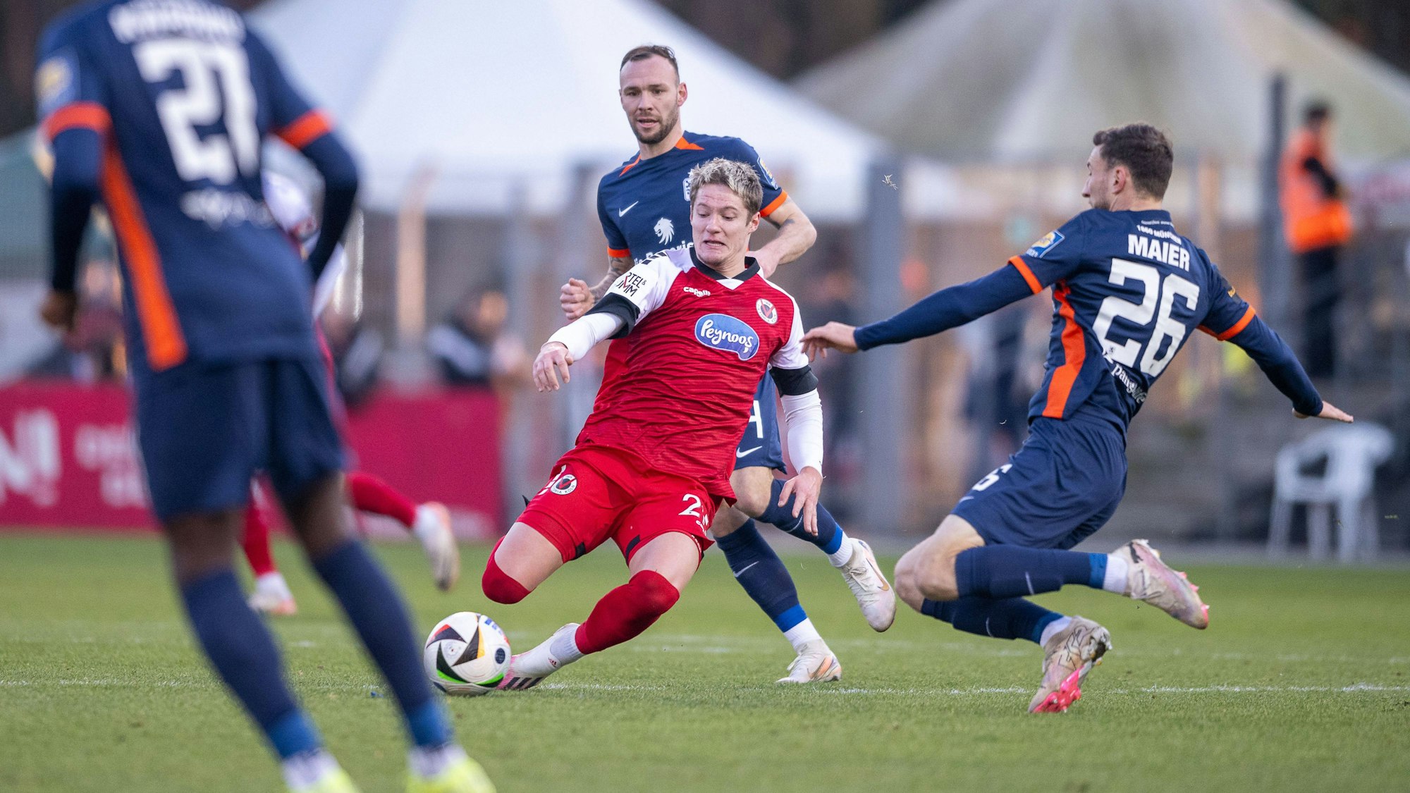 Energisch im Zweikampf: Tobias Eisenhuth (M.) von Viktoria Köln