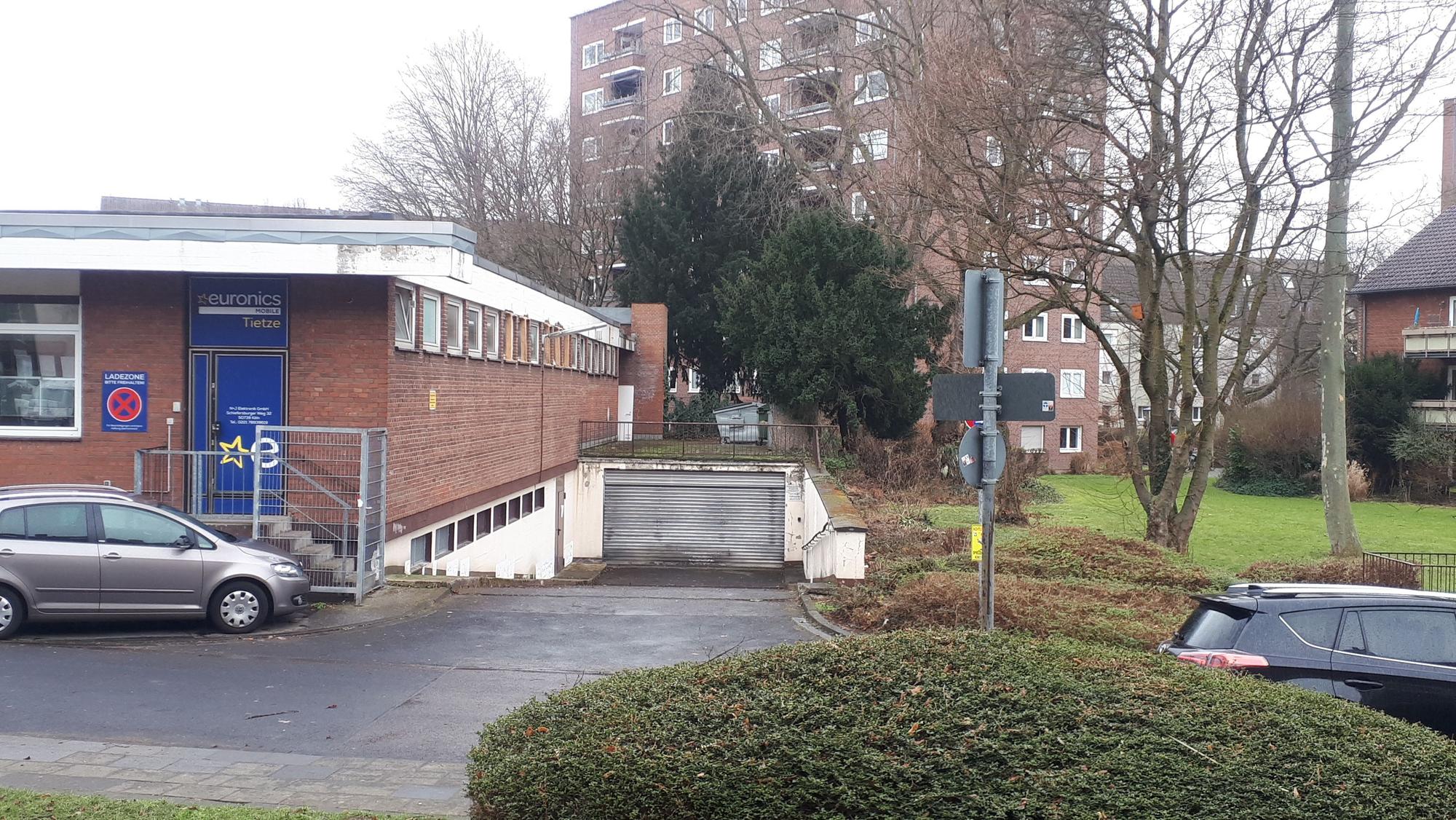 Zu sehen ist eine verschlossene Einfahrt zu einer Tiefgarage.