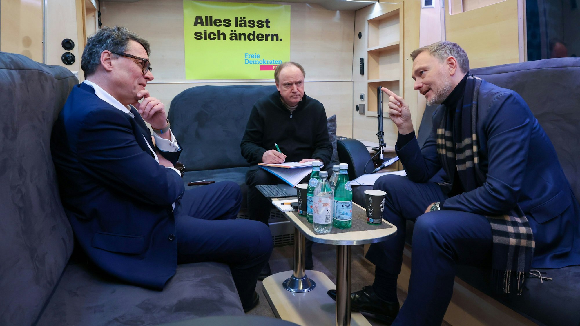 Christian Lindner im Gespräch mit Chefredakteur Gerald Selch (l.) und Landeskorrespondent Gerhard Voogt