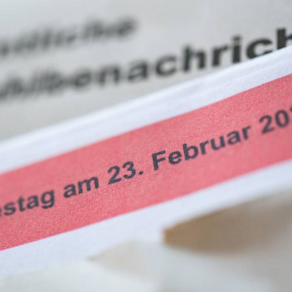 Eine geöffnete amtliche Wahlbenachrichtigung zur Wahl zum Deutschen Bundestag am 23. Februar 2025 liegt auf einem Tisch. (Symboldbild)
