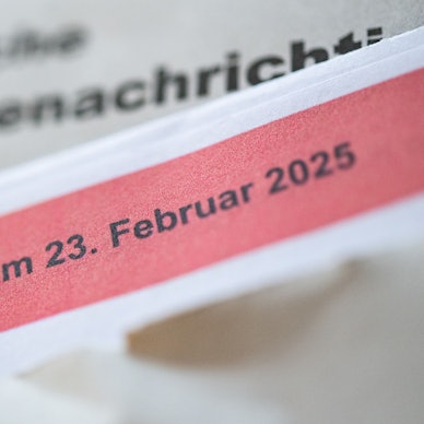 Eine geöffnete amtliche Wahlbenachrichtigung zur Wahl zum Deutschen Bundestag am 23. Februar 2025 liegt auf einem Tisch. (Symboldbild)