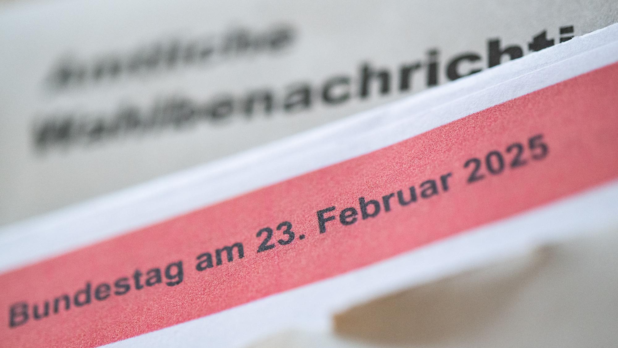 ARCHIV - 16.01.2025, Baden-Württemberg, Stuttgart: Eine geöffnete amtliche Wahlbenachrichtigung zur Wahl zum deutschen Bundestag am 23. Februar 2025 liegt auf einem Tisch. (zu dpa: «Weniger Direktkandidaten bei der Bundestagswahl») Foto: Marijan Murat/dpa +++ dpa-Bildfunk +++