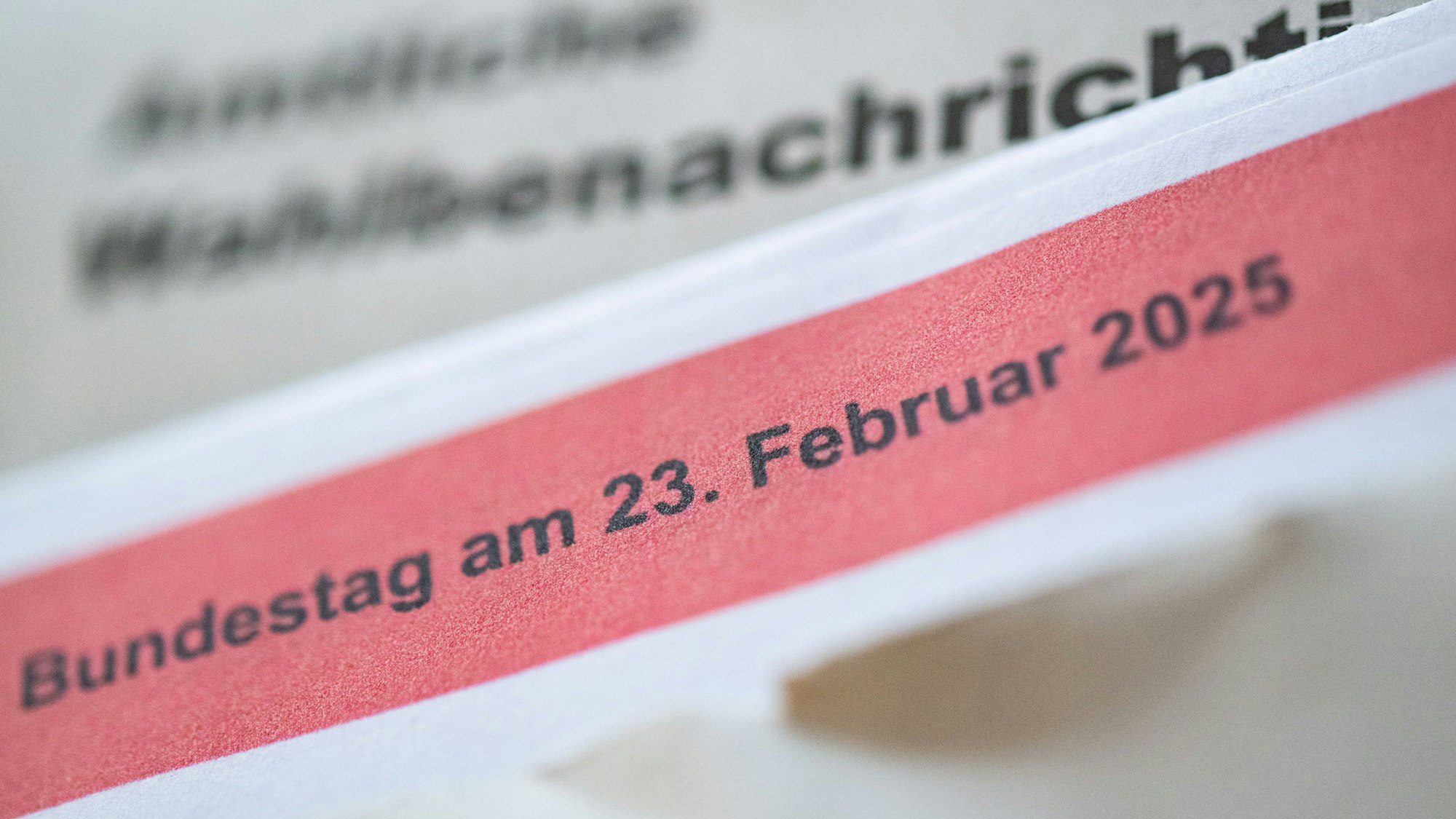 Eine geöffnete amtliche Wahlbenachrichtigung zur Wahl zum Deutschen Bundestag am 23. Februar 2025 liegt auf einem Tisch. (Symboldbild)