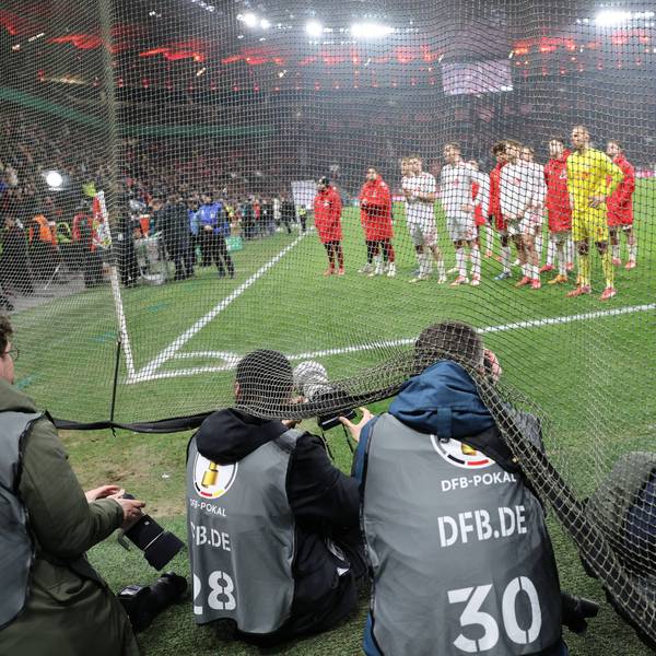 GER, DFB Pokal, Viertelfinale, Bayer 04 Leverkusen vs. 1. FC Koeln / 06.02.2025, BayArena, Leverkusen, GER, DFB Pokal, Viertelfinale, Bayer 04 Leverkusen vs. 1. FC Koeln, im Bild: waehrend sich die Koelner Spieler von den Fans in der Kurve verabschieden versuchen die Fotografen unter s netz zu kommen. *** GER, DFB Pokal, Quarterfinal, Bayer 04 Leverkusen vs 1 FC Koeln 06 02 2025, BayArena, Leverkusen, GER, DFB Pokal, Quarterfinal, Bayer 04 Leverkusen vs 1 FC Koeln, in the picture while the Koeln players say goodbye to the fans in the curve the photographers try to get under the net nordphotoxGmbHx/xMeuter nph00351