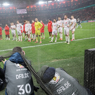 GER, DFB Pokal, Viertelfinale, Bayer 04 Leverkusen vs. 1. FC Koeln / 06.02.2025, BayArena, Leverkusen, GER, DFB Pokal, Viertelfinale, Bayer 04 Leverkusen vs. 1. FC Koeln, im Bild: waehrend sich die Koelner Spieler von den Fans in der Kurve verabschieden versuchen die Fotografen unter s netz zu kommen. *** GER, DFB Pokal, Quarterfinal, Bayer 04 Leverkusen vs 1 FC Koeln 06 02 2025, BayArena, Leverkusen, GER, DFB Pokal, Quarterfinal, Bayer 04 Leverkusen vs 1 FC Koeln, in the picture while the Koeln players say goodbye to the fans in the curve the photographers try to get under the net nordphotoxGmbHx/xMeuter nph00351