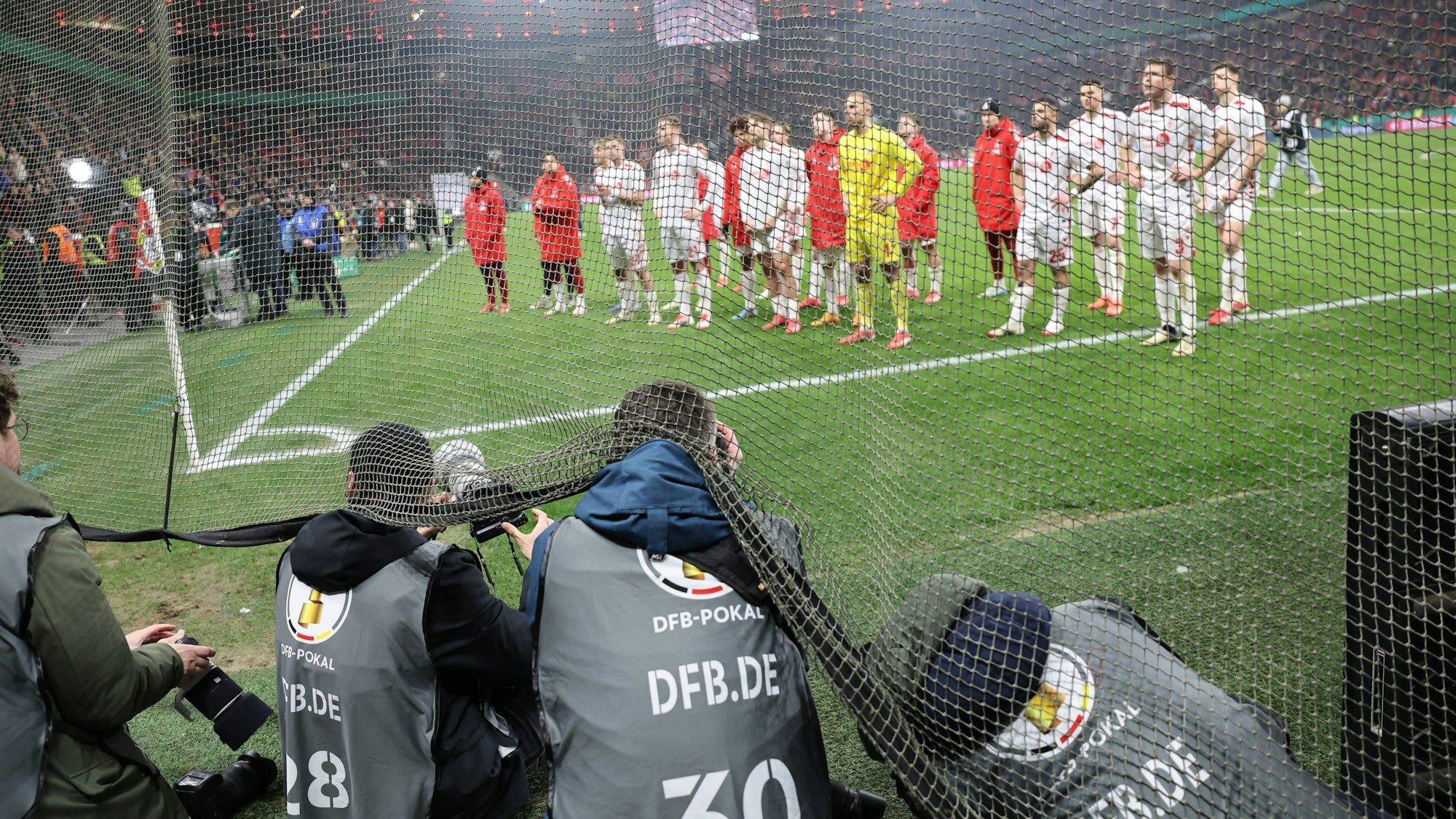 GER, DFB Pokal, Viertelfinale, Bayer 04 Leverkusen vs. 1. FC Koeln / 06.02.2025, BayArena, Leverkusen, GER, DFB Pokal, Viertelfinale, Bayer 04 Leverkusen vs. 1. FC Koeln, im Bild: waehrend sich die Koelner Spieler von den Fans in der Kurve verabschieden versuchen die Fotografen unter s netz zu kommen. *** GER, DFB Pokal, Quarterfinal, Bayer 04 Leverkusen vs 1 FC Koeln 06 02 2025, BayArena, Leverkusen, GER, DFB Pokal, Quarterfinal, Bayer 04 Leverkusen vs 1 FC Koeln, in the picture while the Koeln players say goodbye to the fans in the curve the photographers try to get under the net nordphotoxGmbHx/xMeuter nph00351