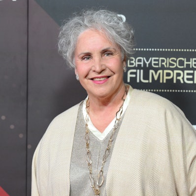 Katerina Jacob kommt über den Roten Teppich ins Prinzregententheater.