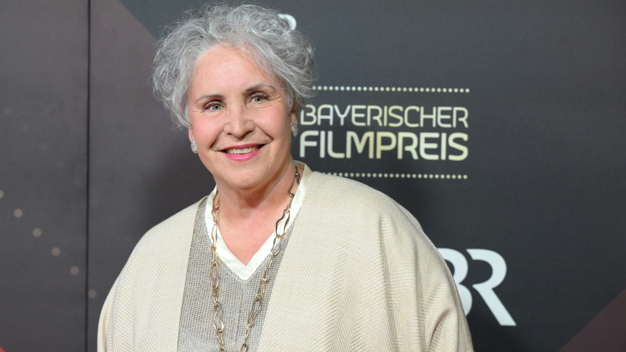 Katerina Jacob kommt über den Roten Teppich ins Prinzregententheater.